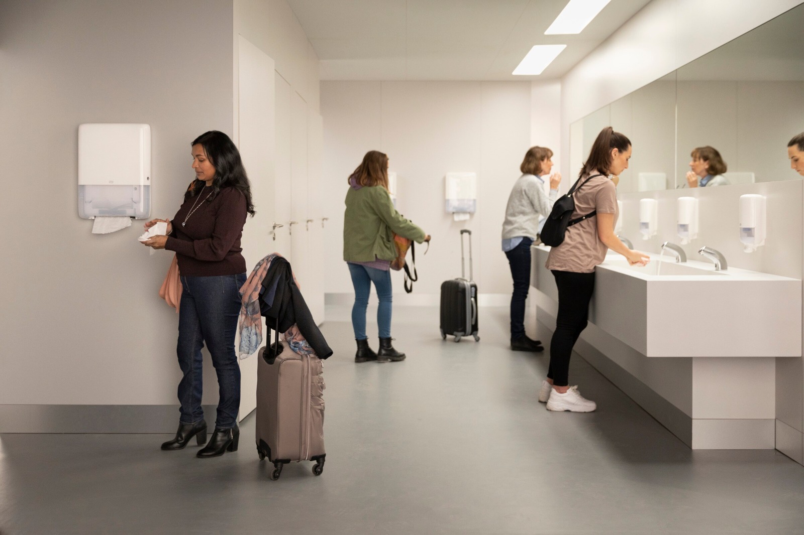 Bestil dispenser til håndklædeark fra Tork hos JustMore